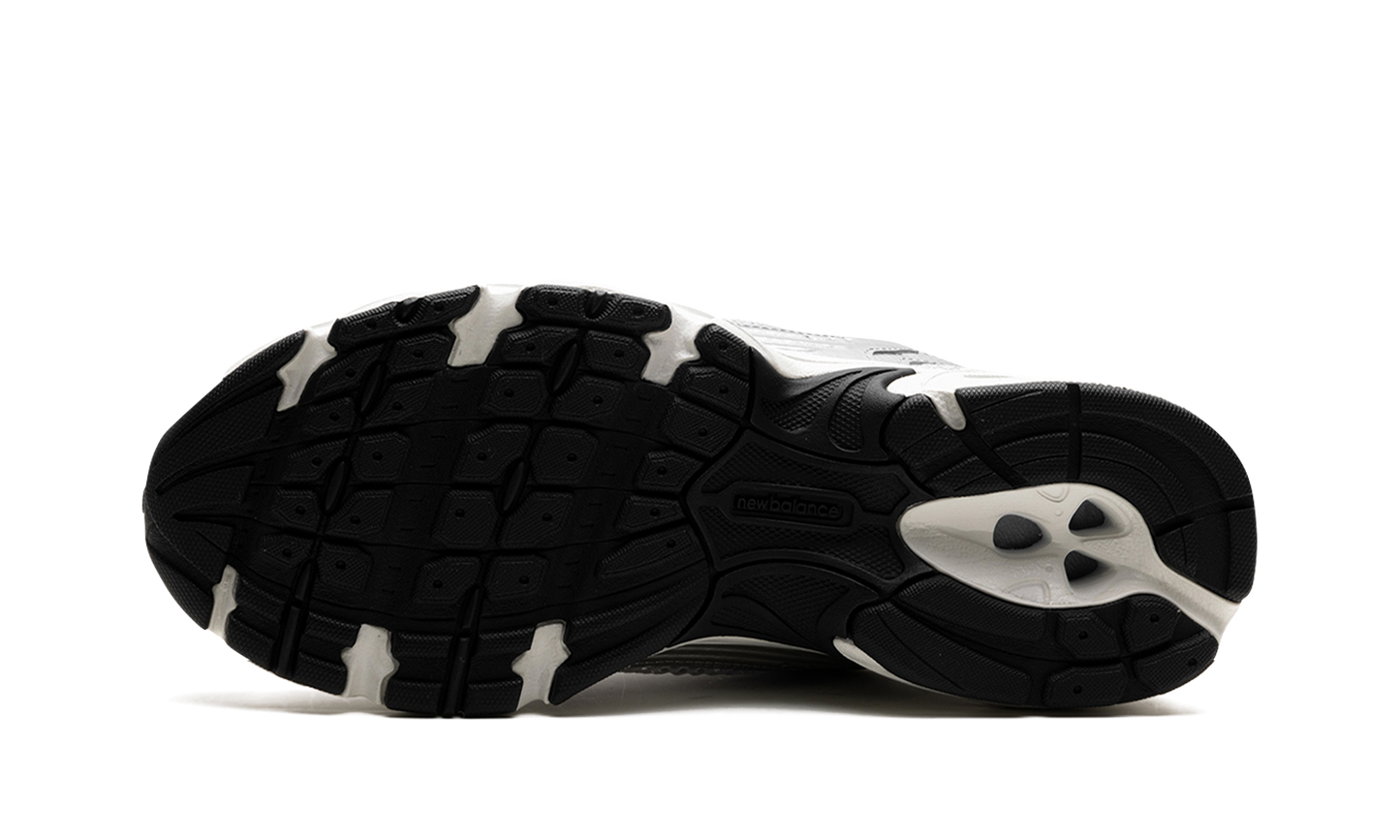 530 "Grey Matter / Silver Metallic"