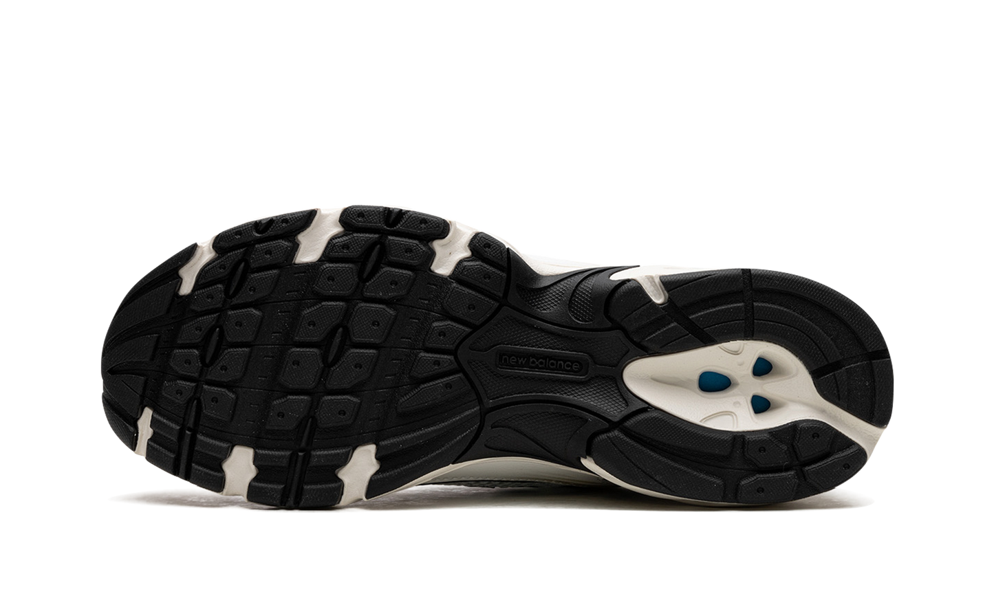 530 "White / Gold / Black"