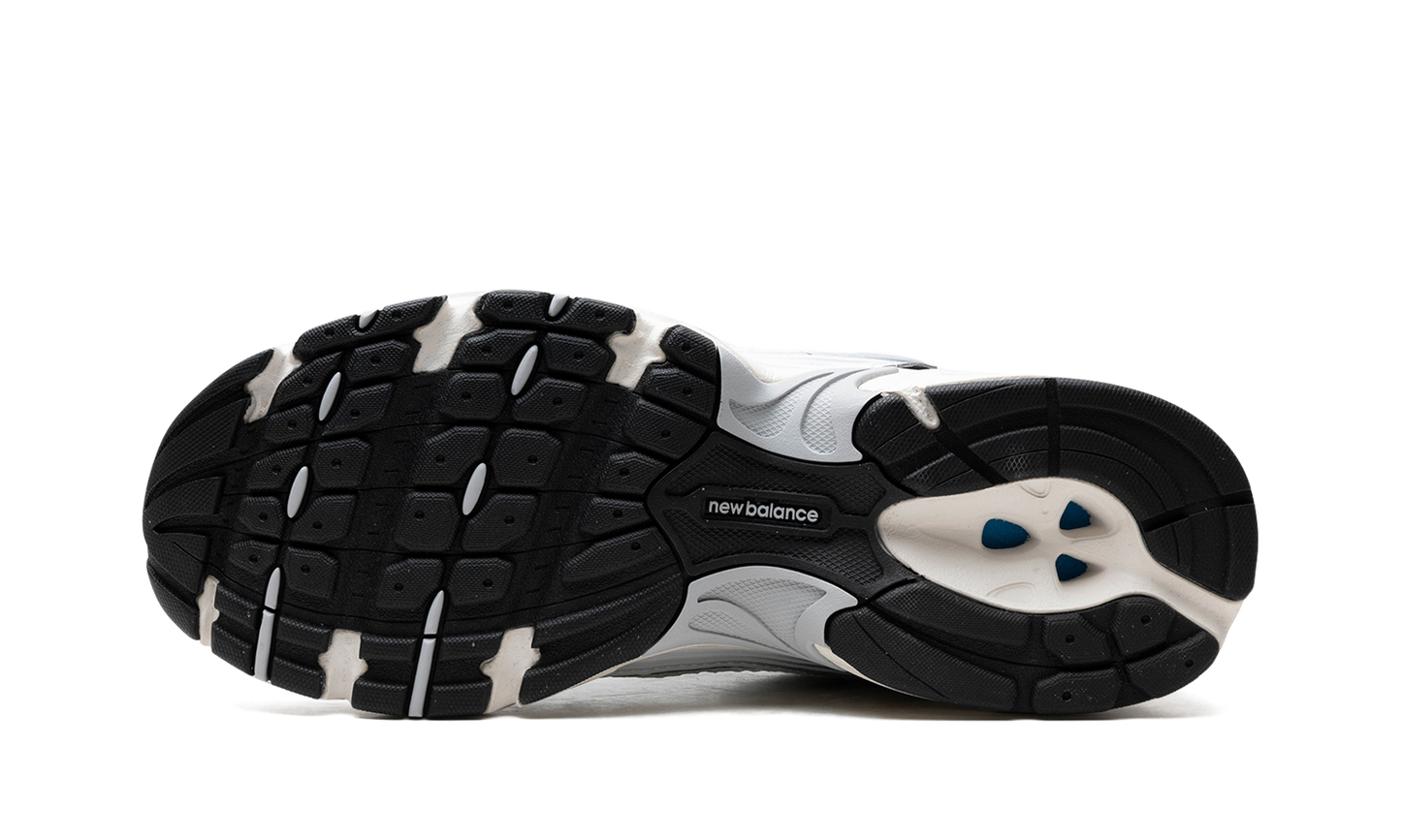 530 "White Silver Black"