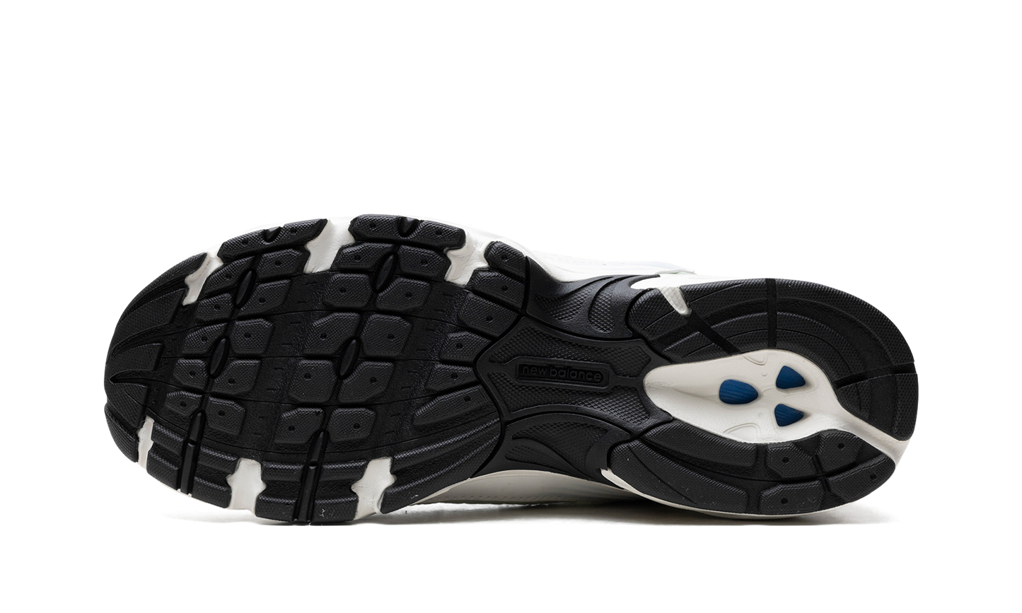 530 "White / Blue"