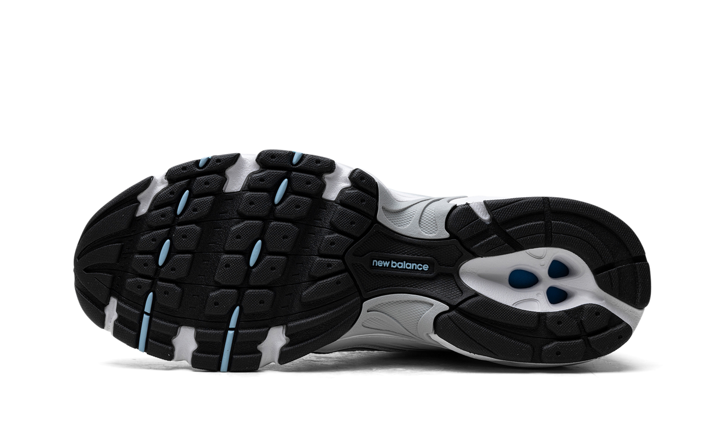 530 "White / Dark Arctic Grey / Light Chrome Blue"
