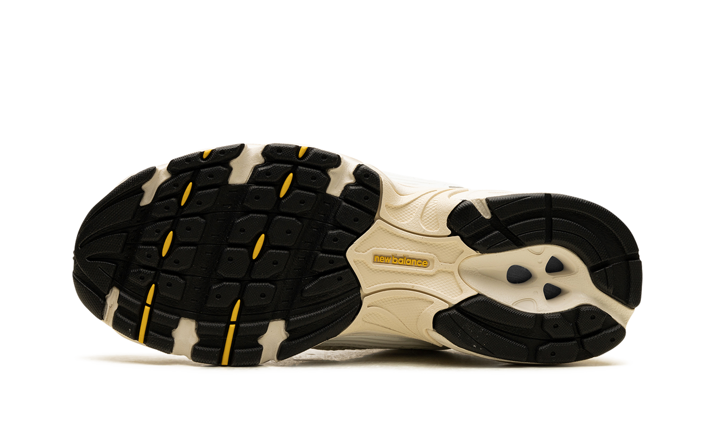 530 "Sea Salt / White / Ginger Lemon / Silver Metallic"